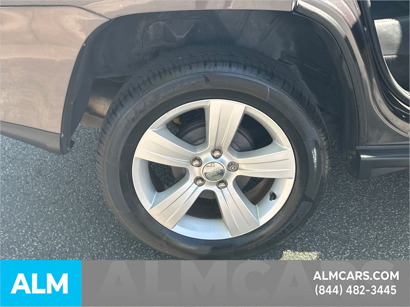 Used 2016 Granite Crystal Clearcoat Metallic Jeep Latitude image 33