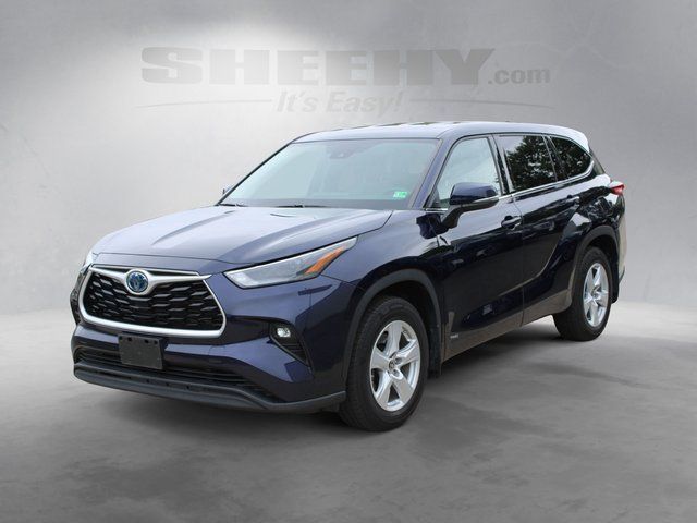 Used 2022  Toyota LE image 4