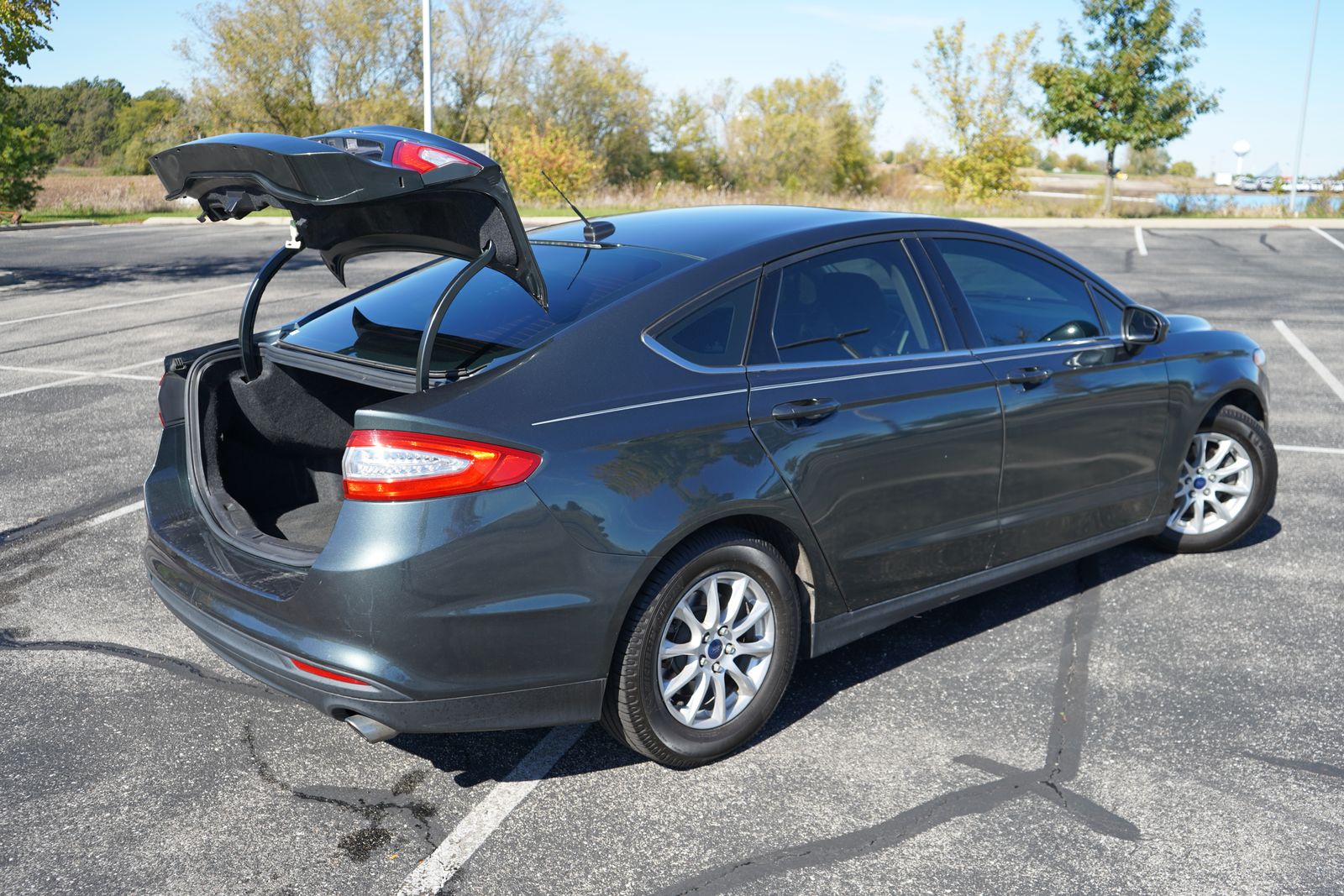 2015 Ford Fusion S 29