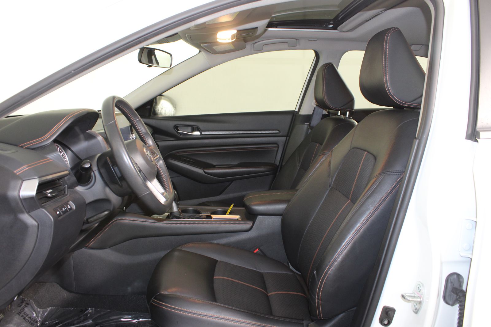 Used 2022 White Nissan 2.0 SR image 11