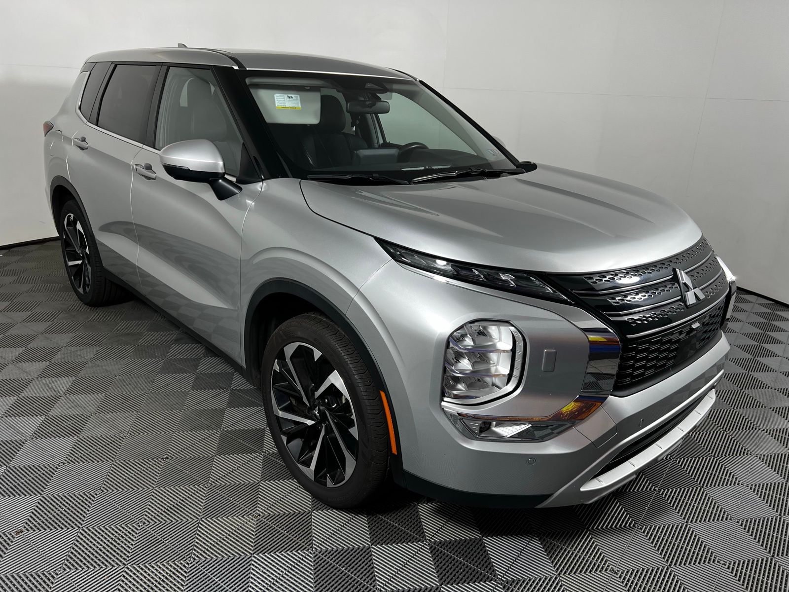 Thumbnail: 2024 Mitsubishi Outlander - 3