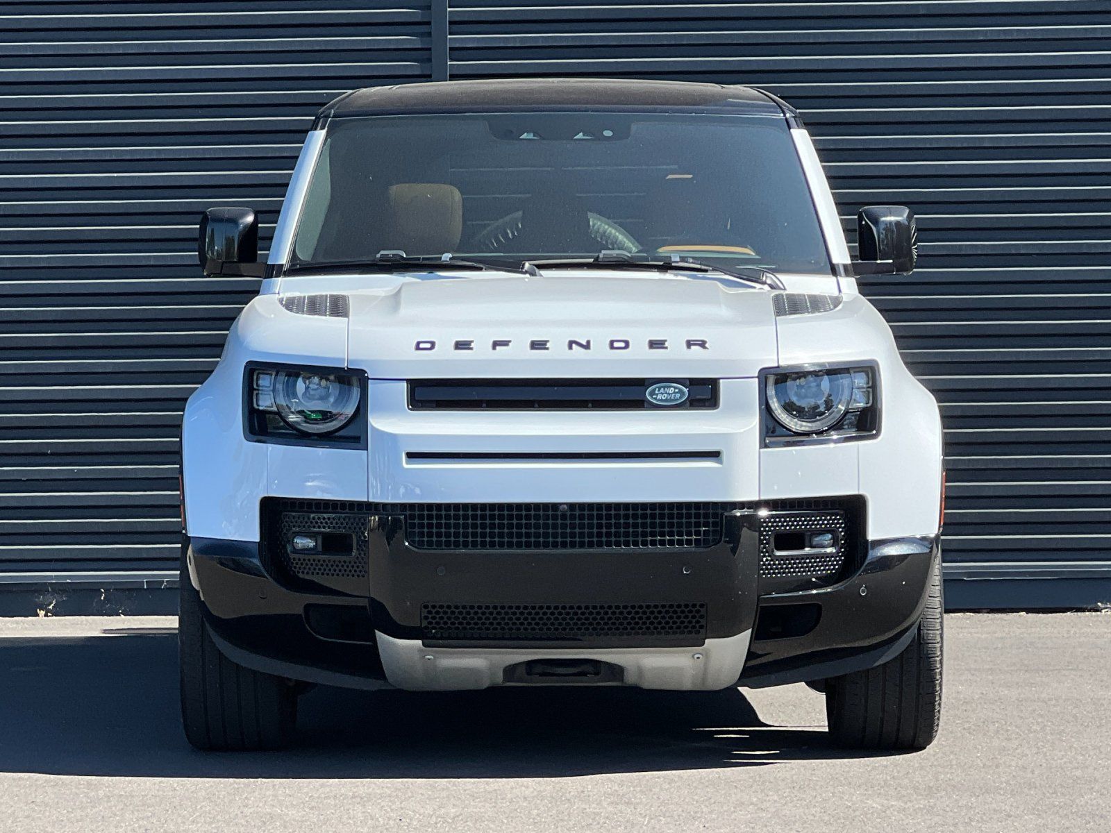 2023 Land Rover Defender 110 V8 — full photo 8 of 27