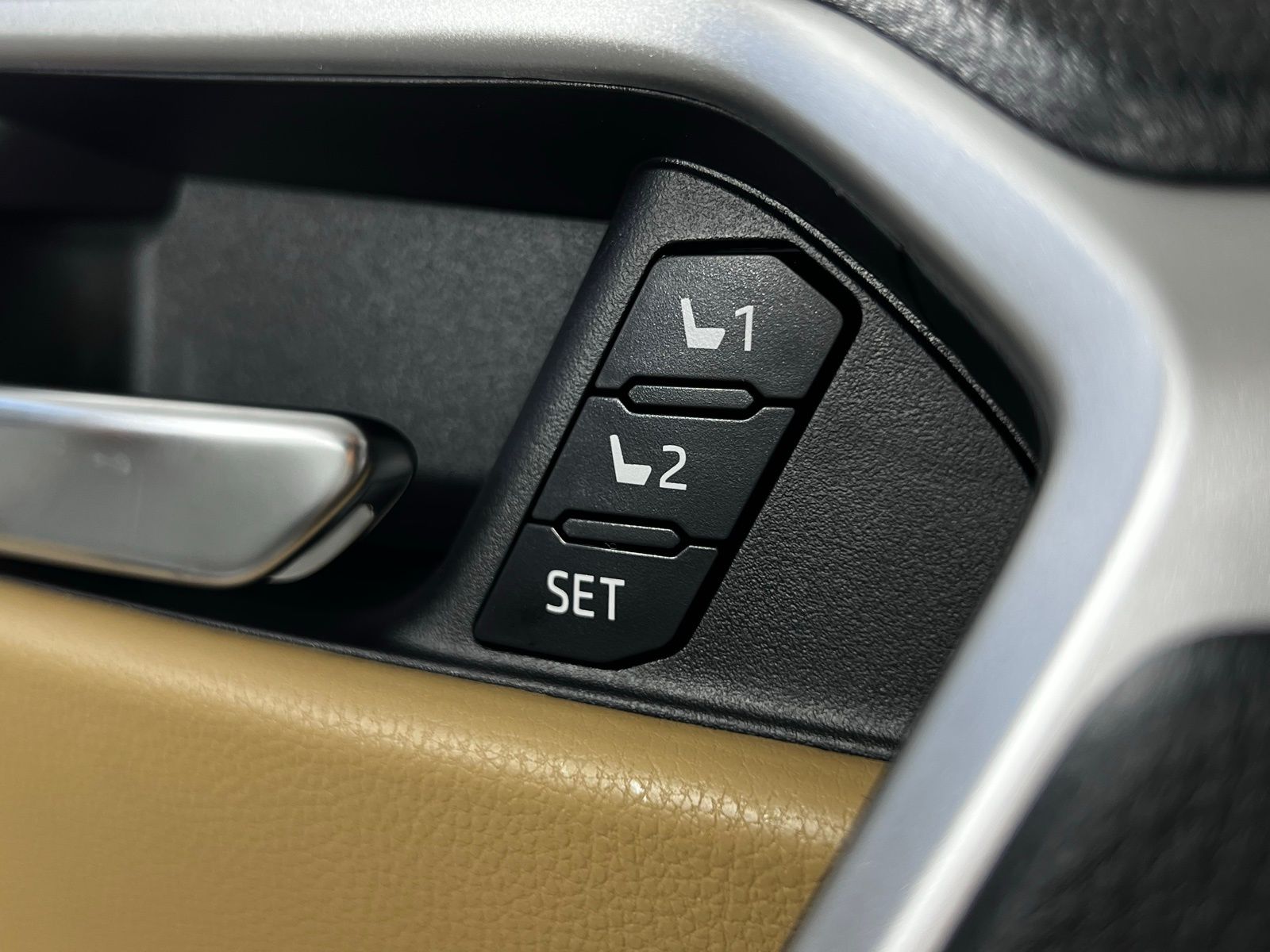 Thumbnail: 2025 Toyota RAV4 - 12