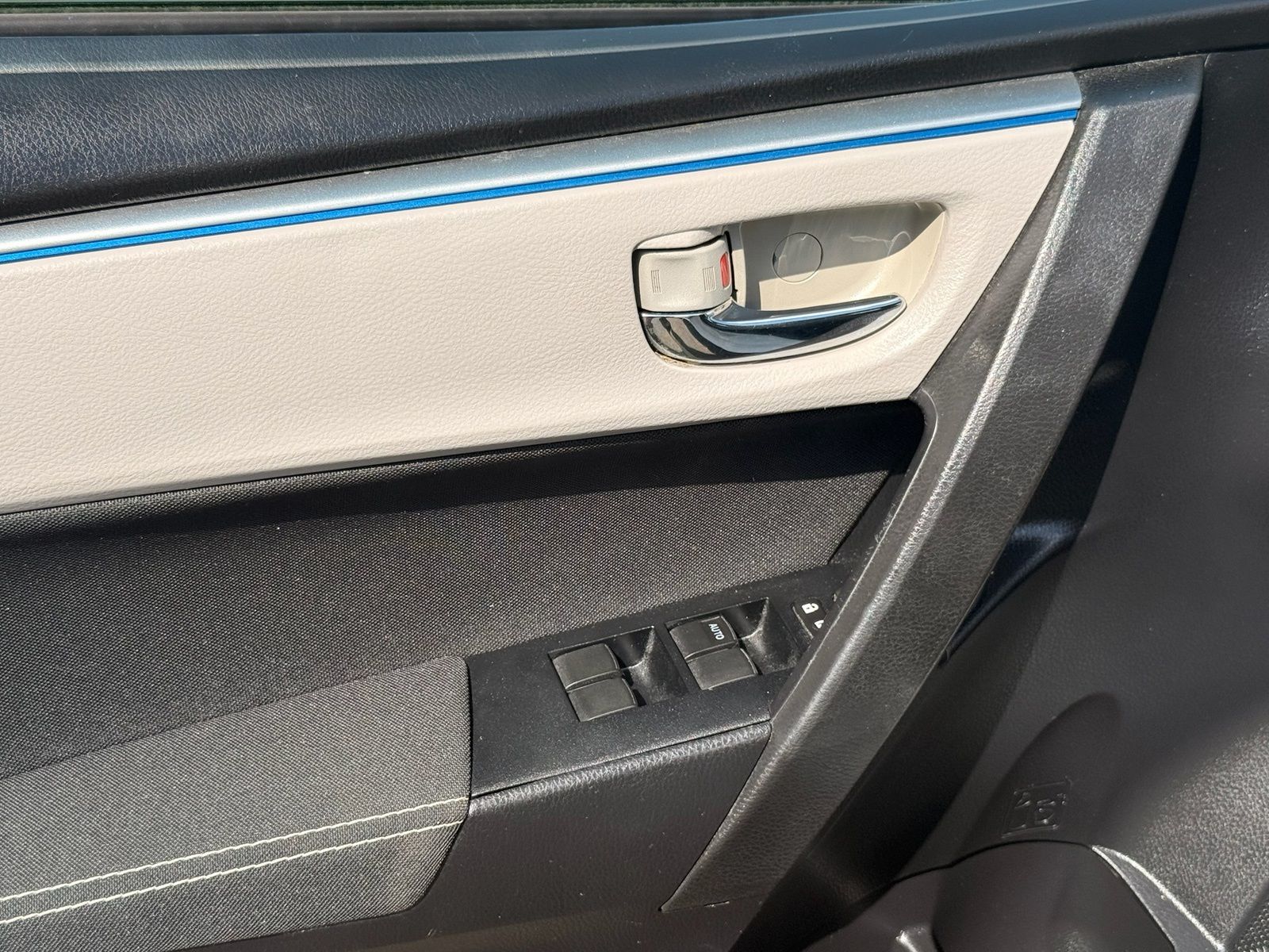 Used 2016 White Toyota LE image 24