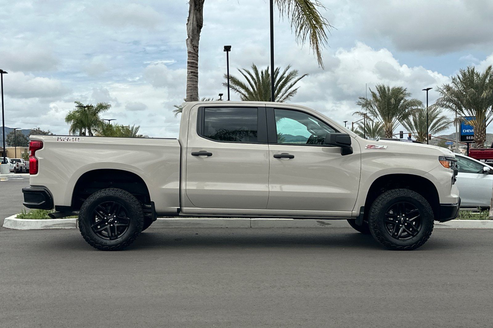 View vehicle photo 3