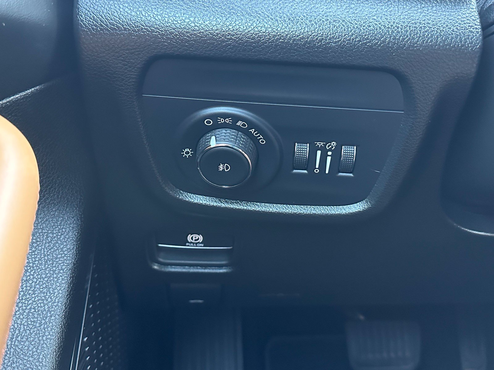 Used 2025  Jeep Summit image 22