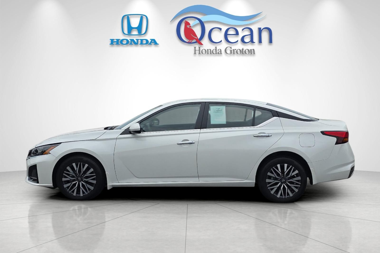Used 2023 White Nissan 2.5 SV image 6