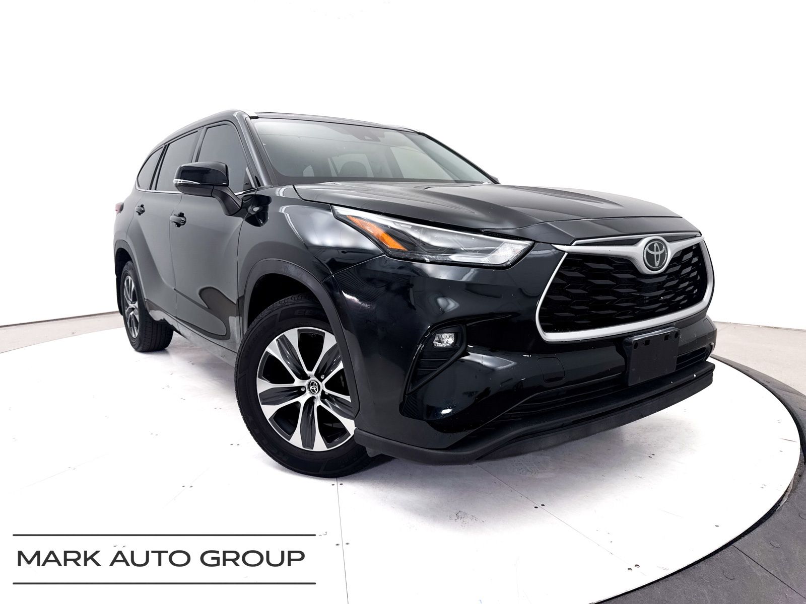 Midnight Black Metallic 2022 Toyota Highlander SUV / Crossover Front-Wheel Drive 8-Speed Automatic