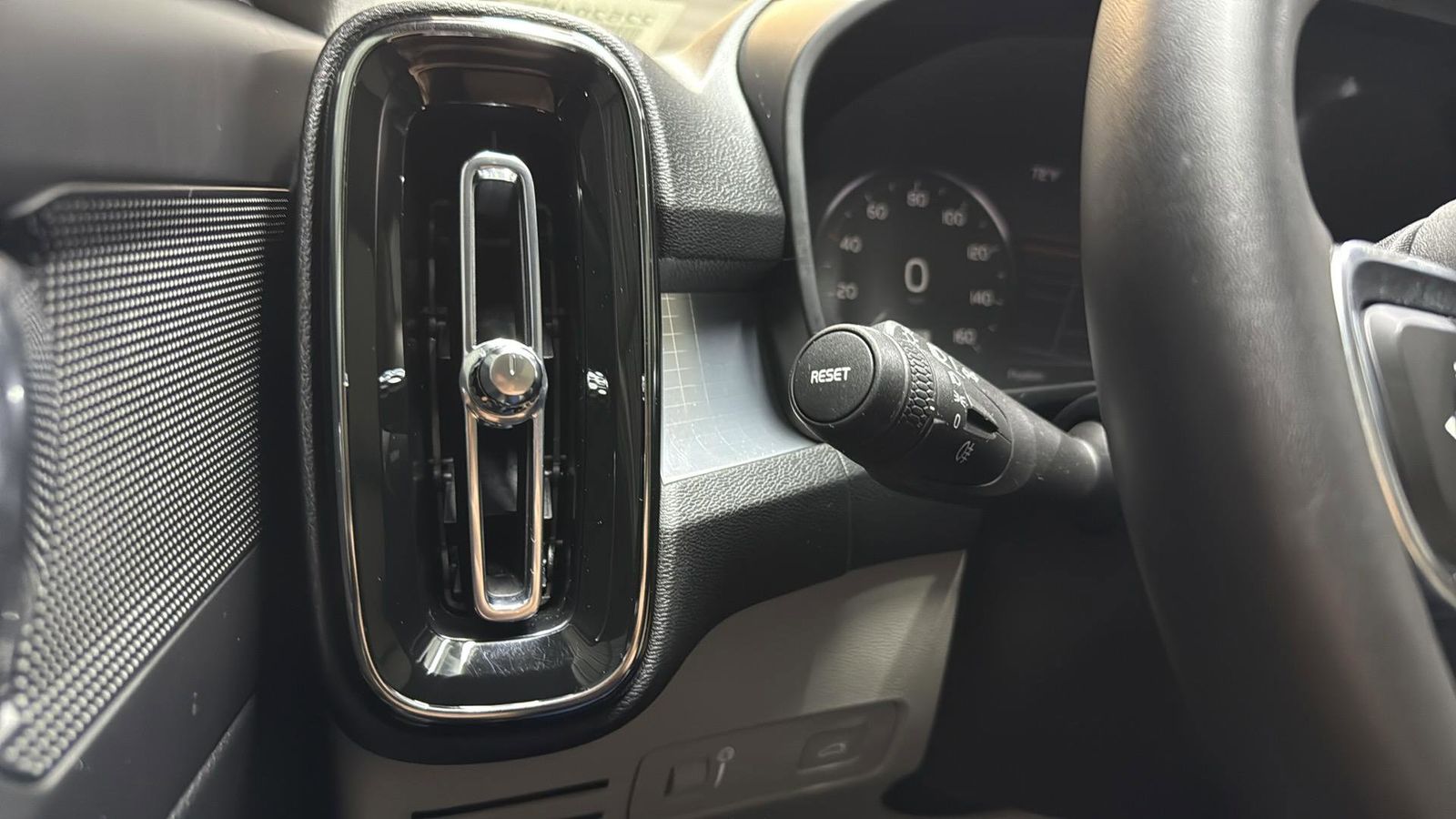 Used Car 2022 Volvo Xc40  Momentum For Sale Under $30,000 In Austin, Texas