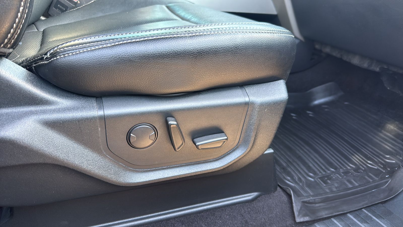 Used 2019 Gray Ford Lariat image 25