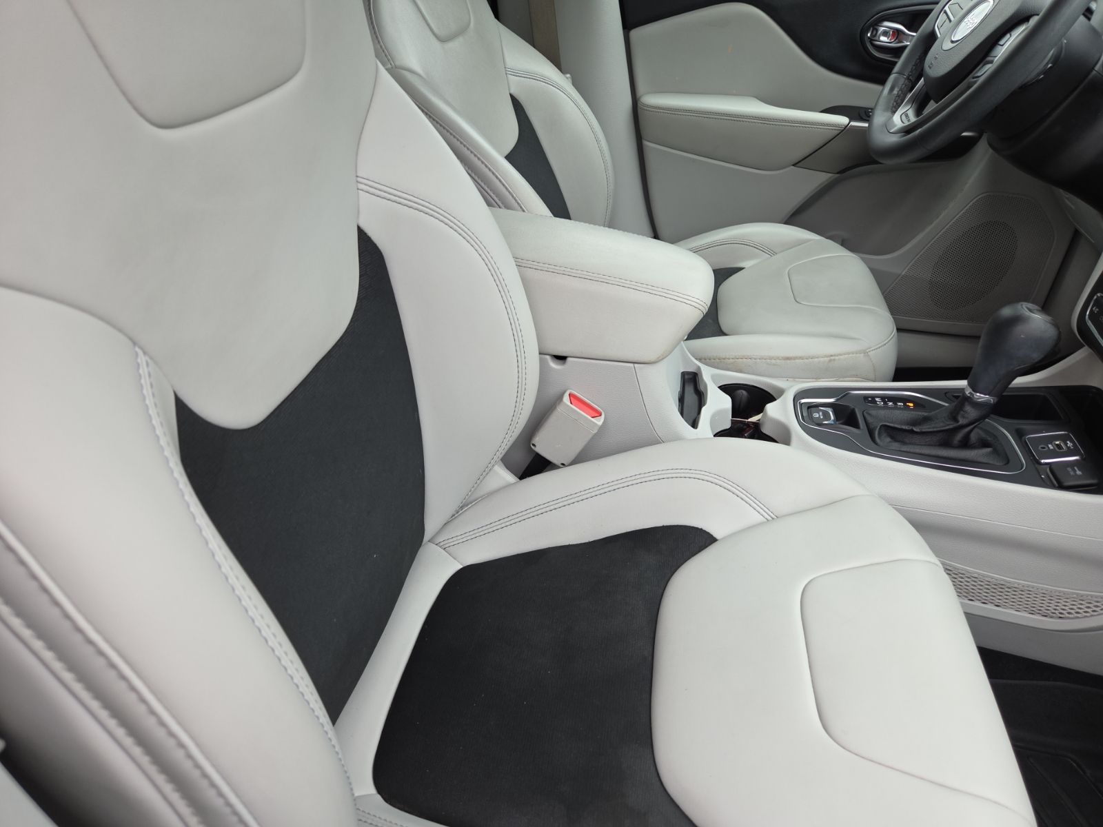 used 2020 Jeep Cherokee car, priced at $11,035