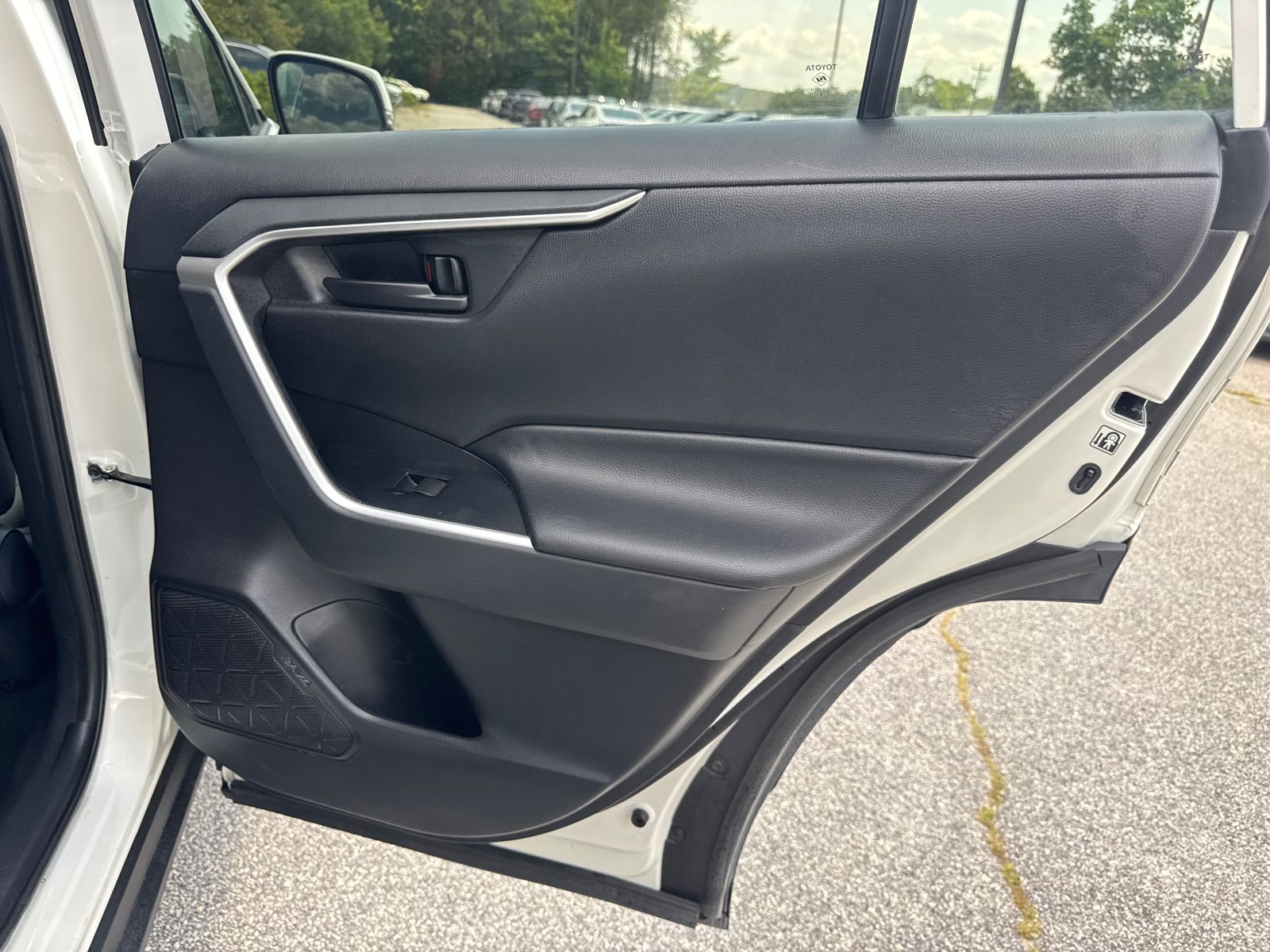 Used 2019 White Toyota LE image 16