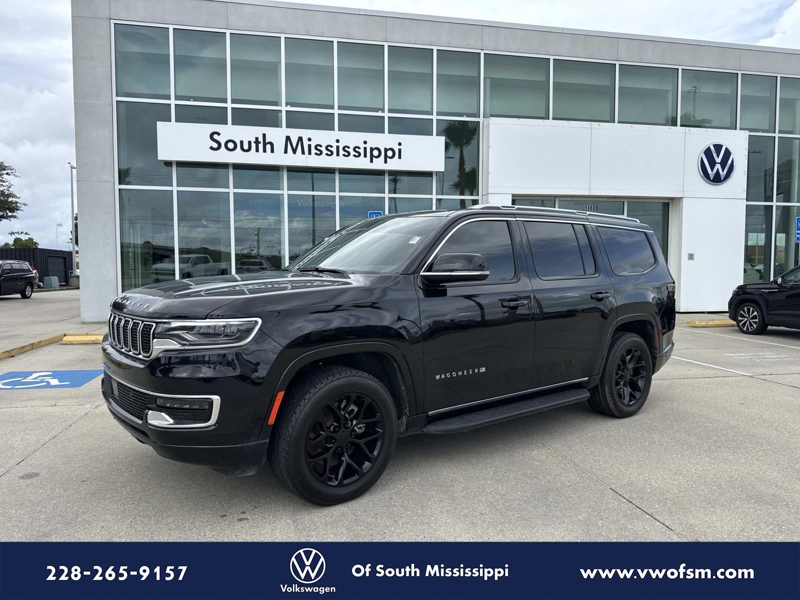 Diamond Black Crystal Pearlcoat 2024 Jeep Wagoneer RWD SUV / Crossover 4X2 8-Speed Automatic