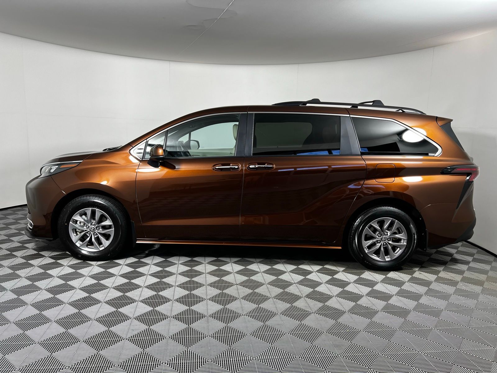 Thumbnail: 2024 Toyota Sienna - 8