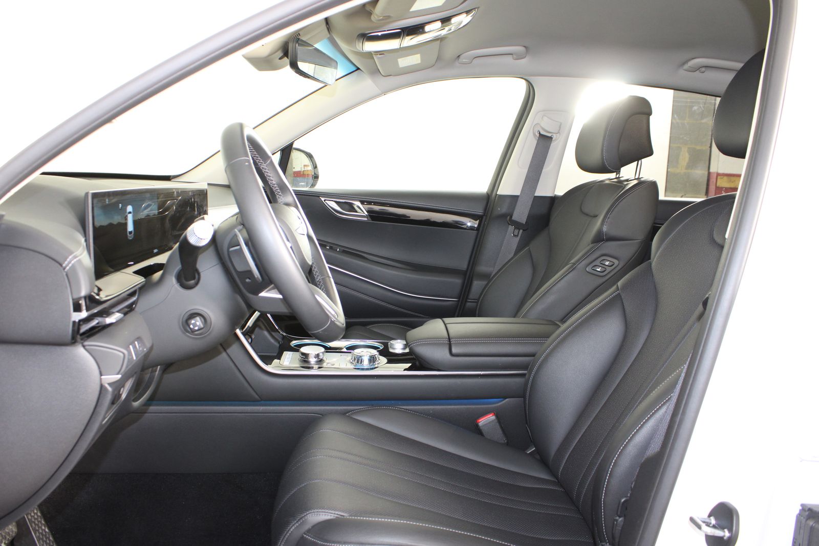 Used 2025 White Genesis 2.5T image 9
