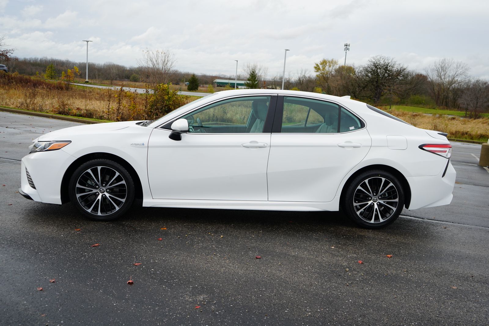 2020 Toyota Camry Hybrid SE 4