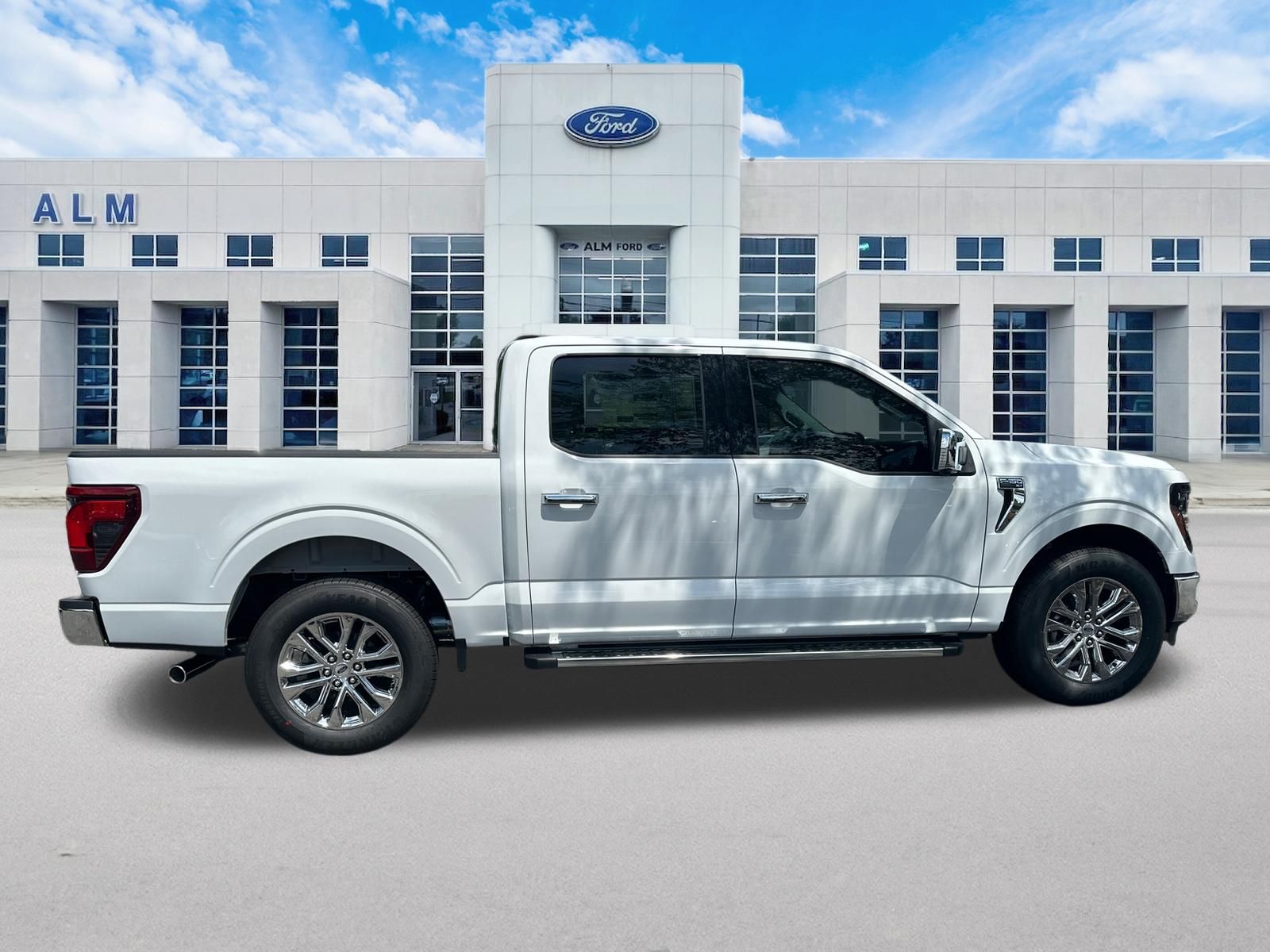 New 2026 Oxford White Ford XLT image 5