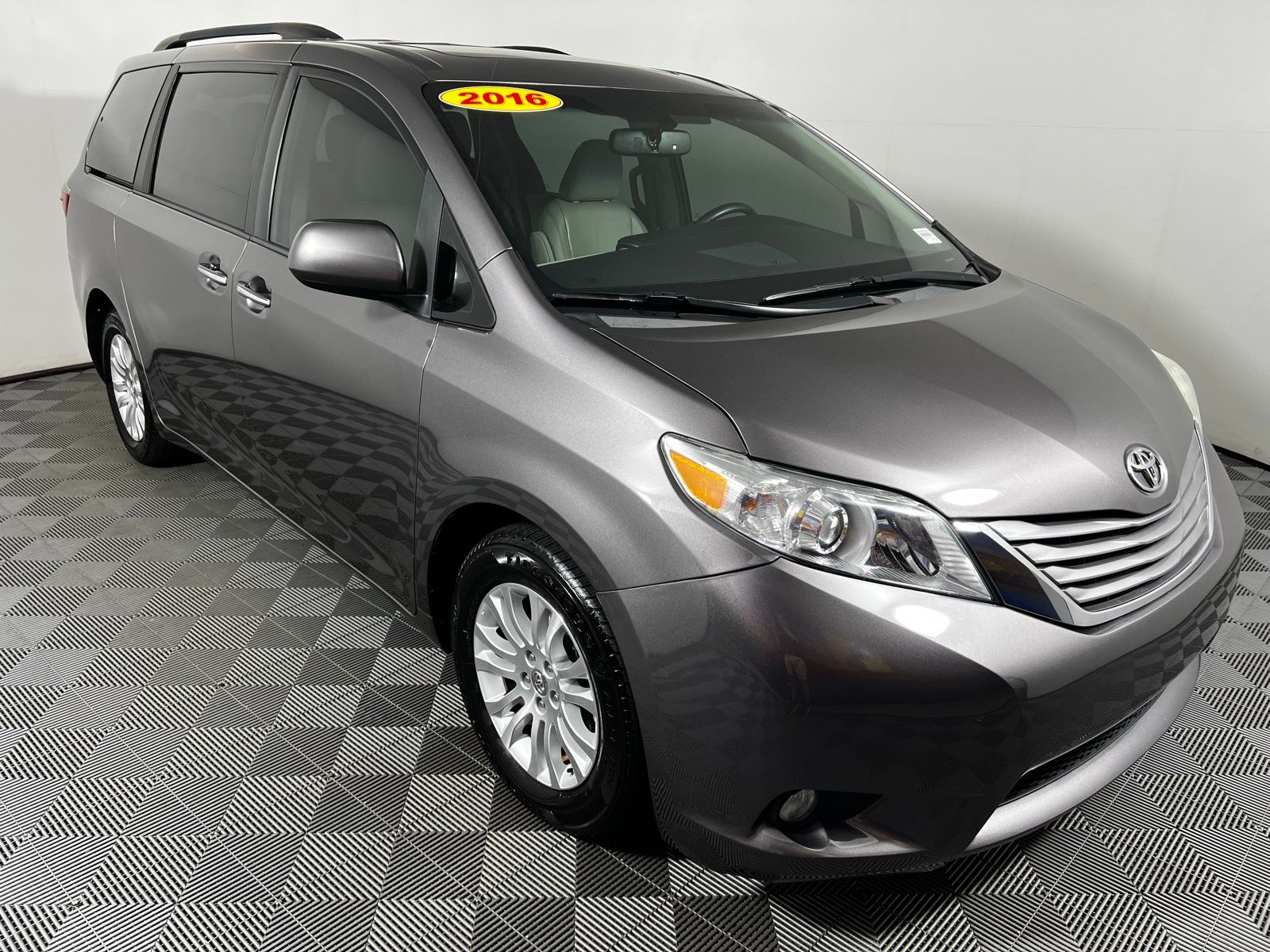 2016 Toyota Sienna XLE 3