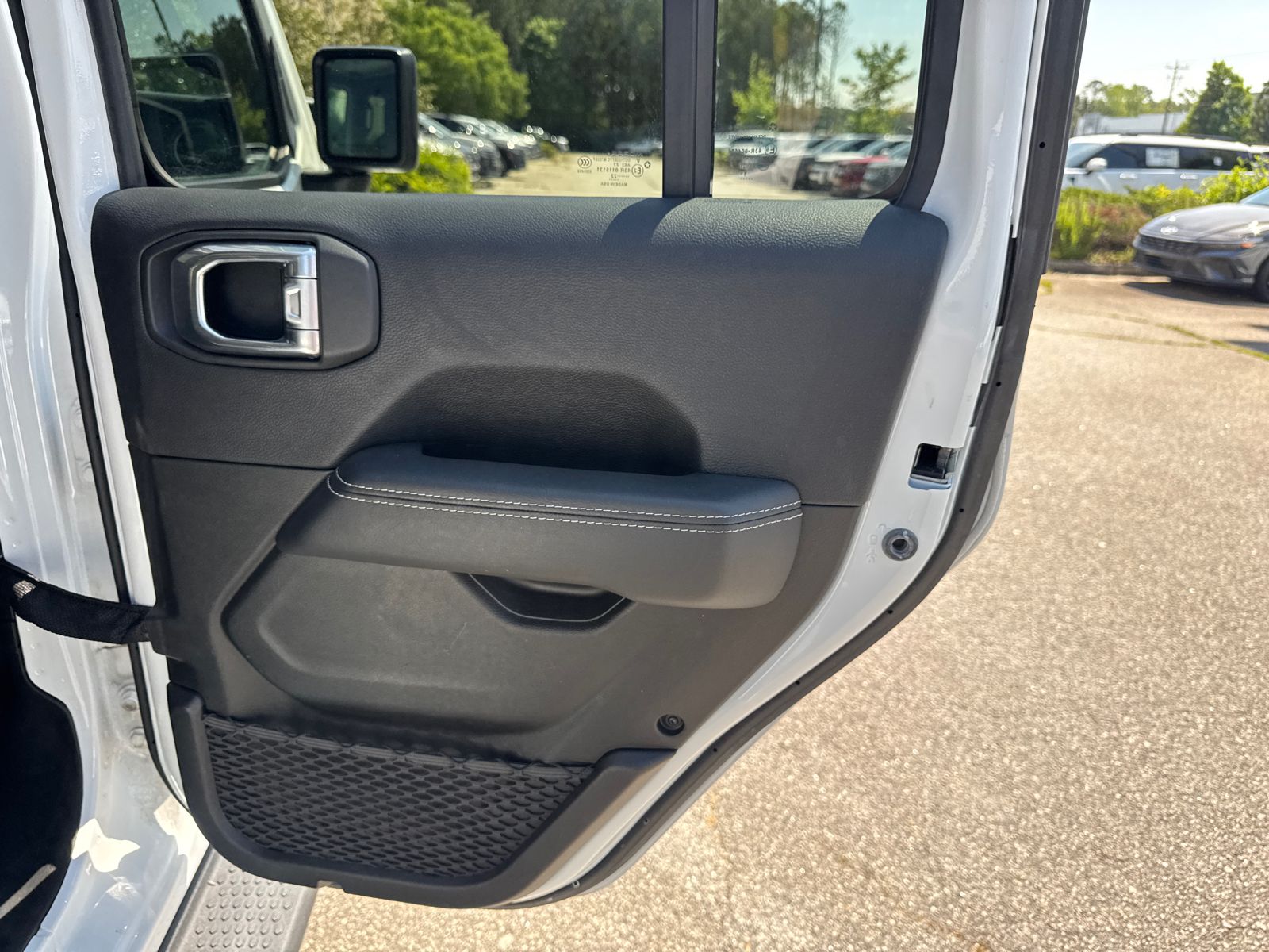 Used 2022 White/off-white Jeep Unlimited Sahara image 16