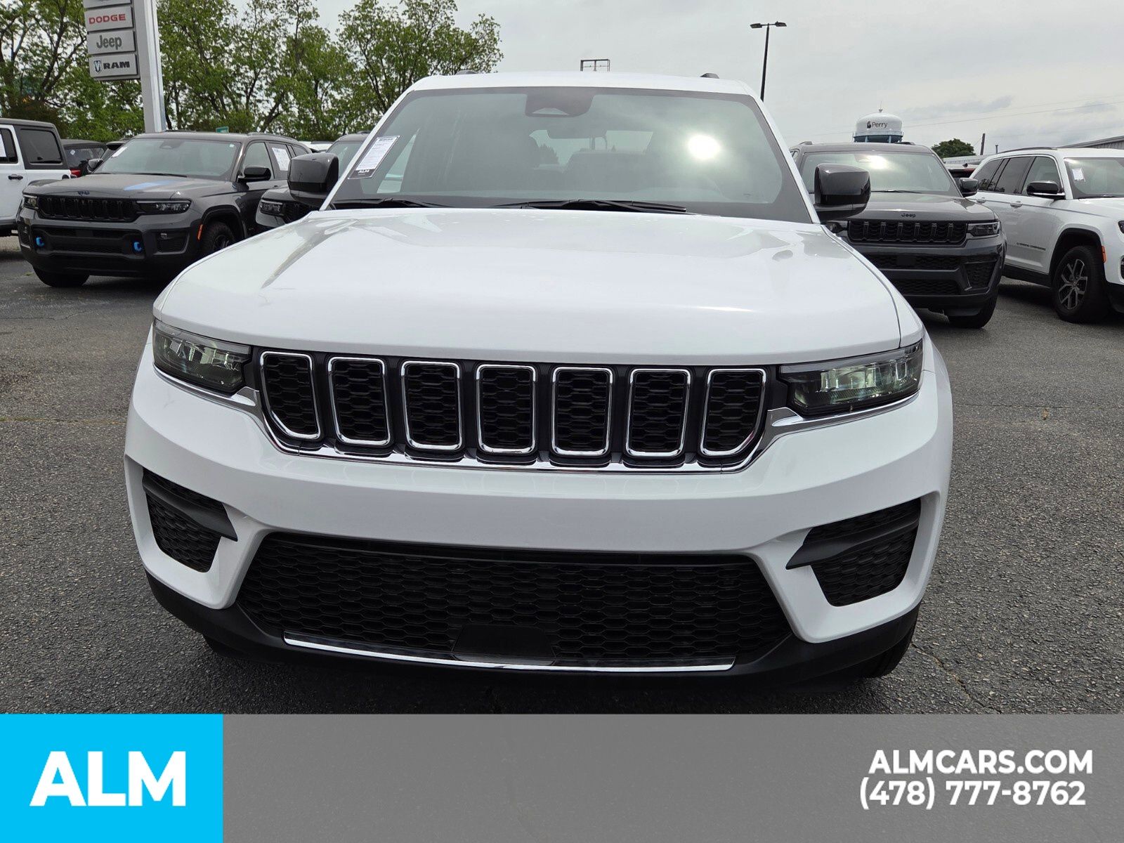 Used 2025 White Jeep Laredo X image 27