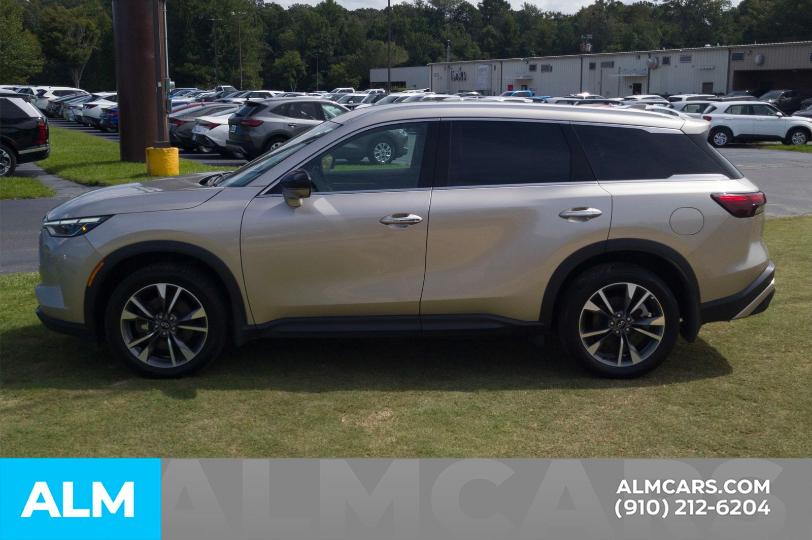 Used 2025  INFINITI LUXE image 11