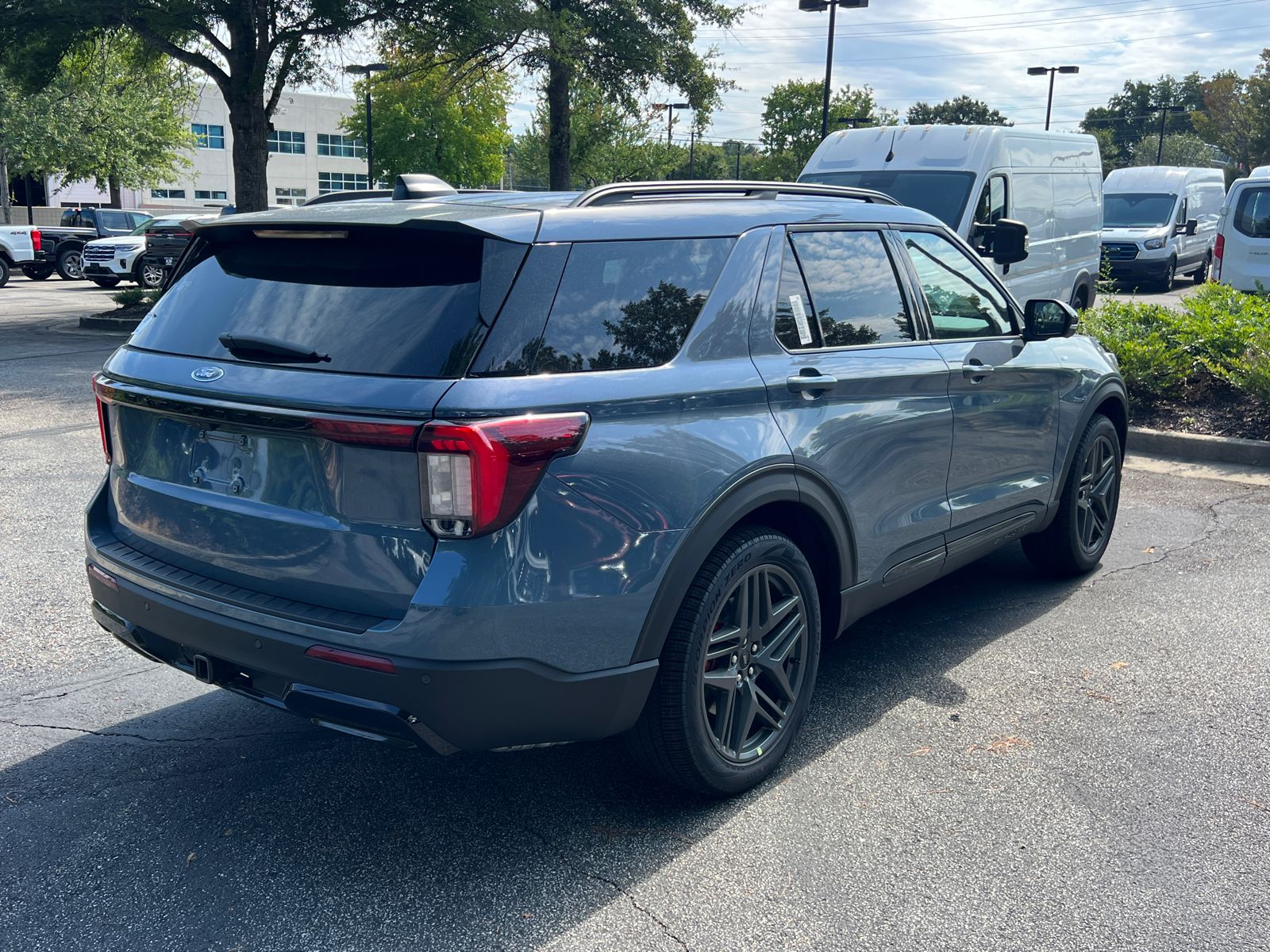 2025 Ford Explorer ST-Line photo 2