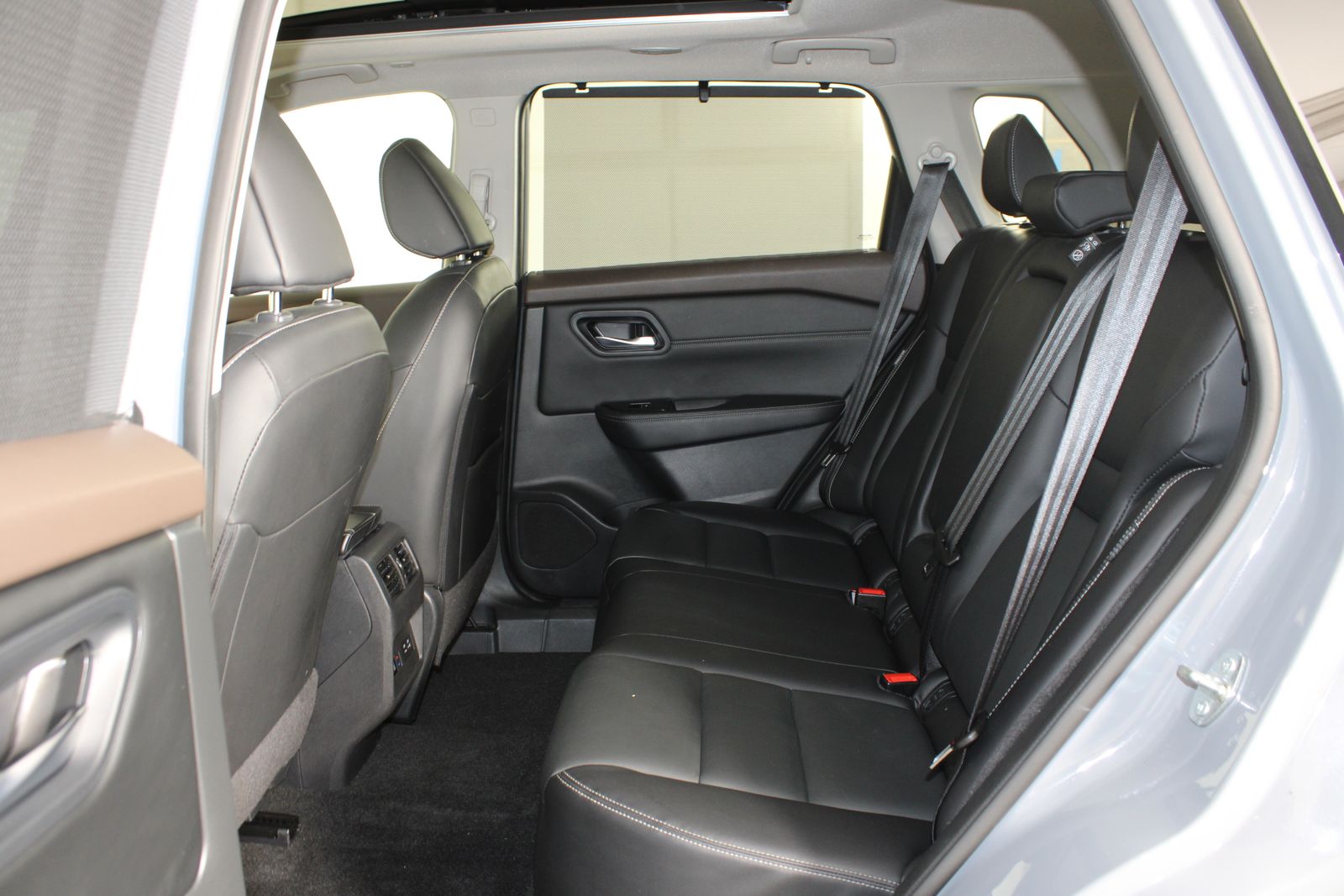 Used 2023 Gray Nissan SL image 6