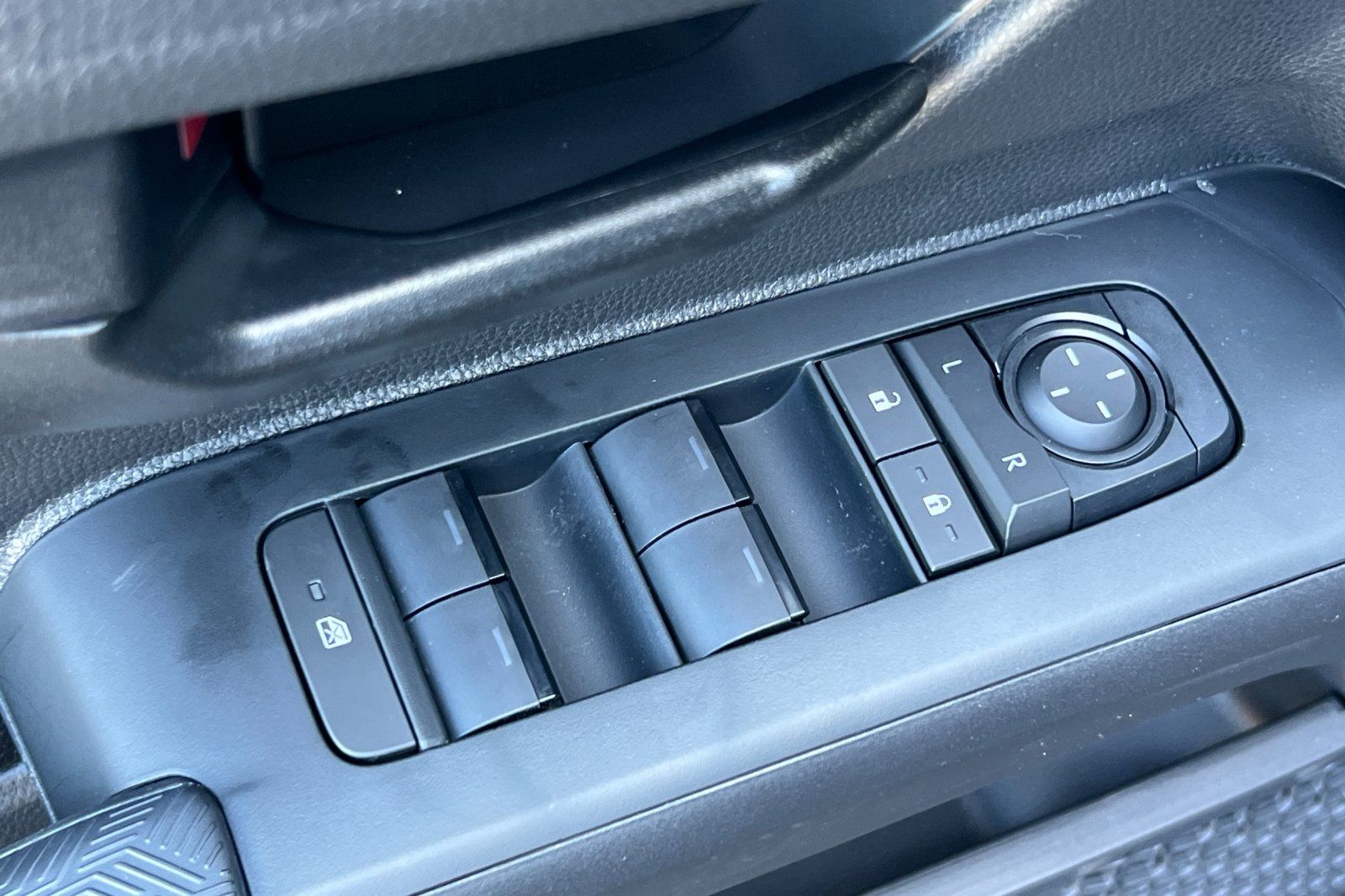 2025 Toyota Tacoma SR5 - Photo 14