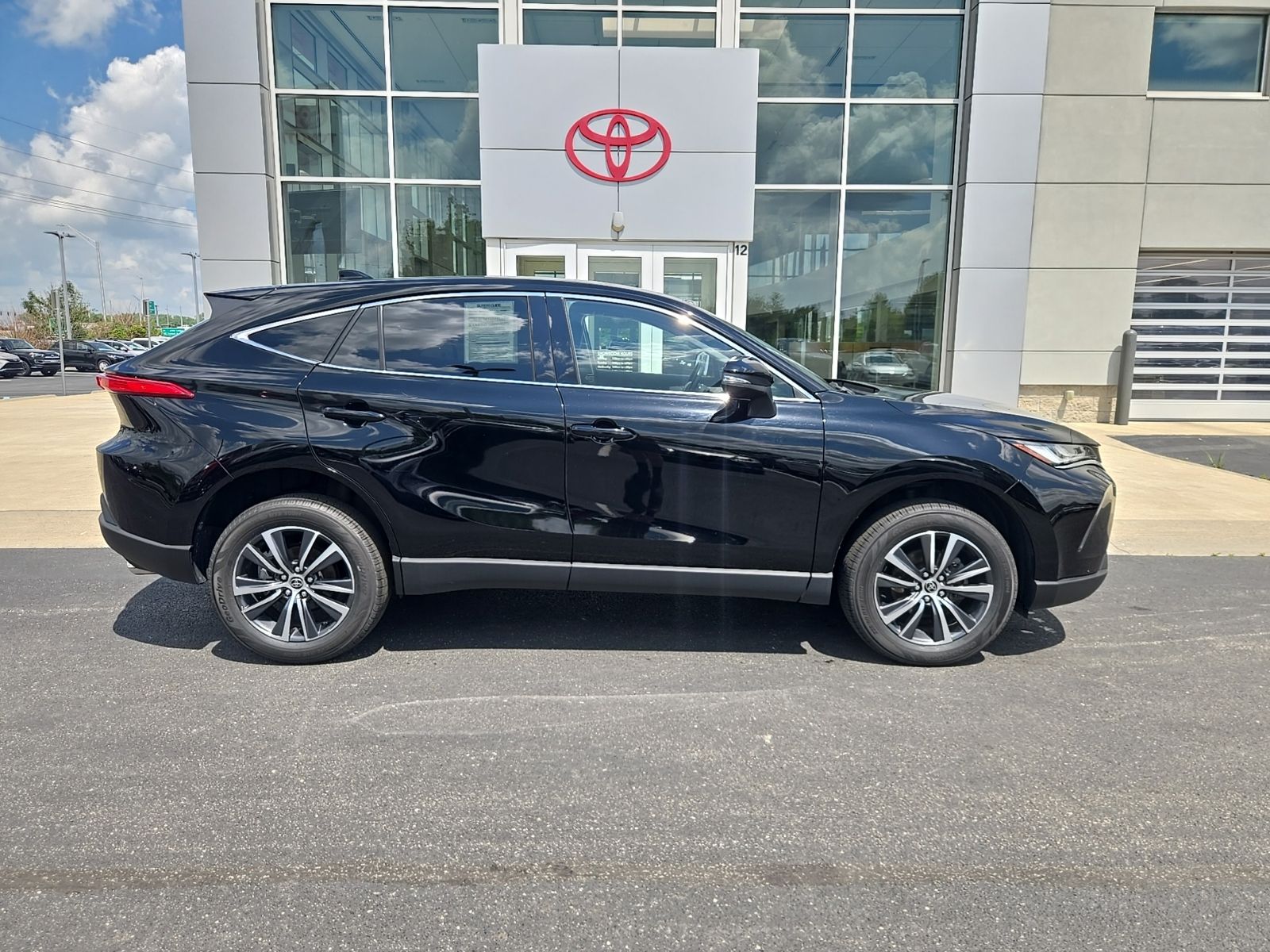 2023 Toyota Venza LE - Photo 6