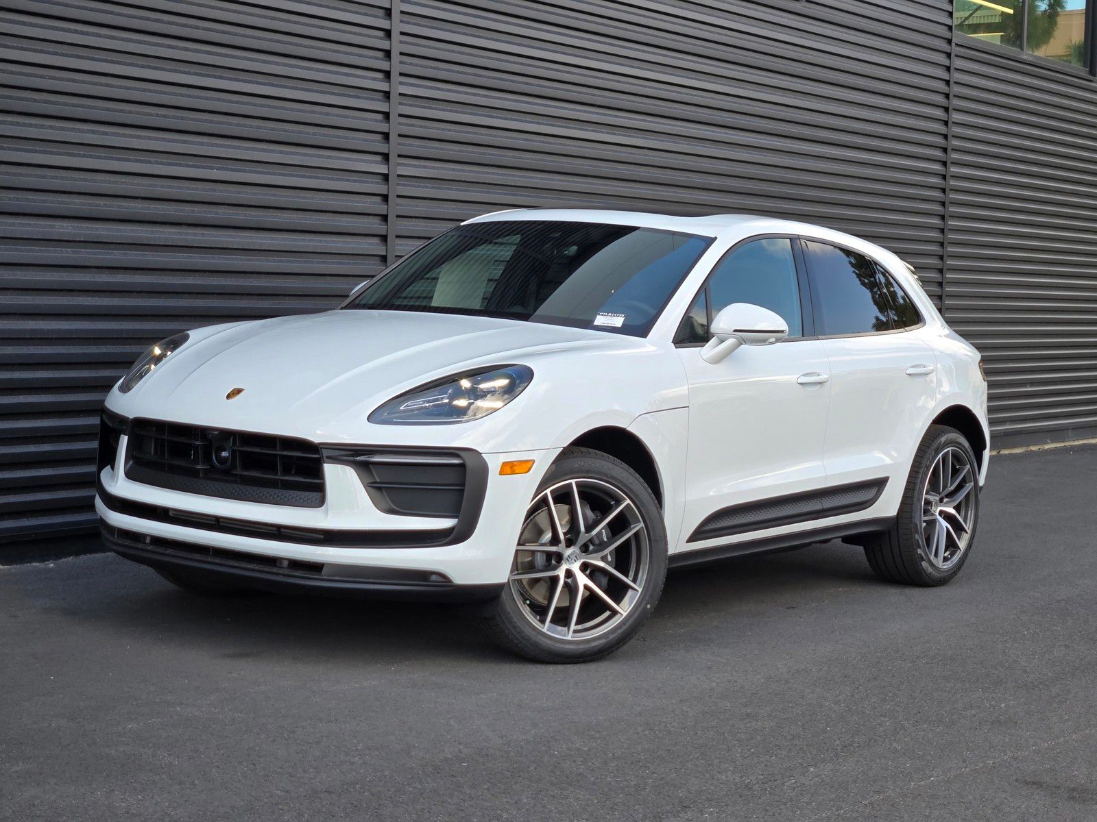 2026 Porsche Macan Base — full photo 1 of 27