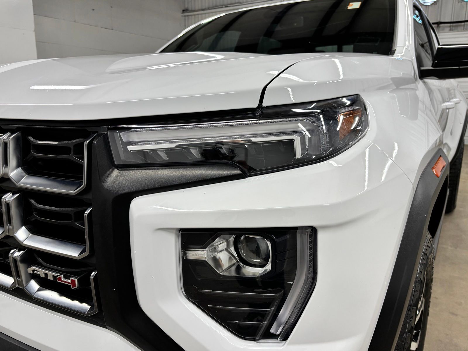 Used 2025 White GMC AT4 image 9