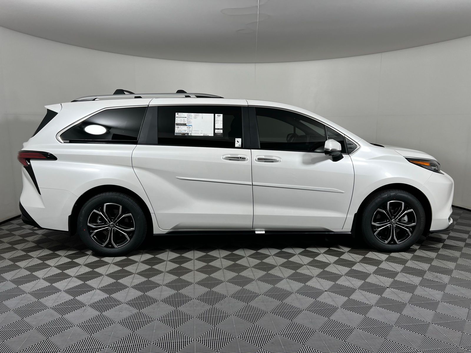 Thumbnail: 2025 Toyota Sienna - 4