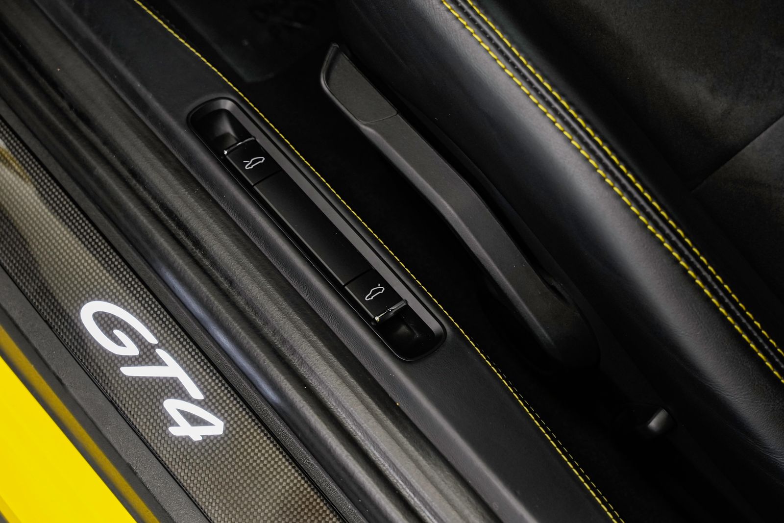 2016 Porsche Cayman GT4 — photo 21