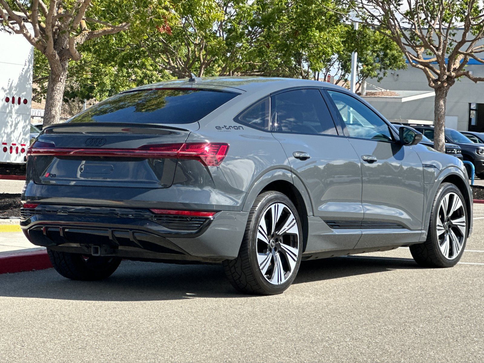 2024 Audi Q8 Sportback e-tron Prestige — foto completa 6 de 29