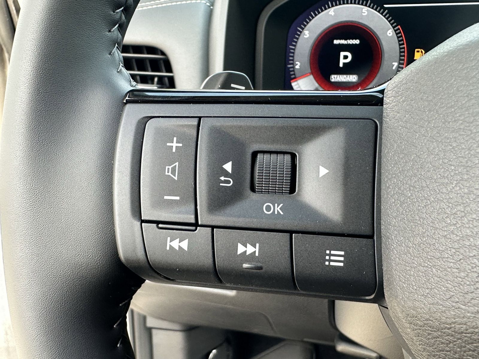 2025 Nissan Rogue Platinum photo 3
