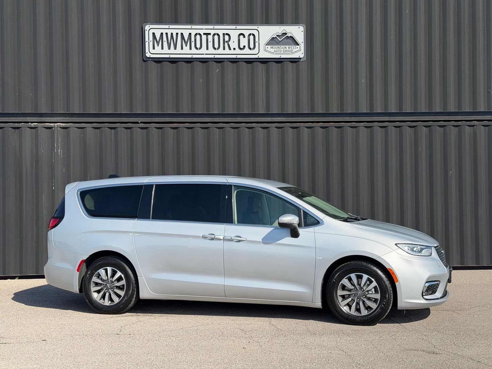 Silver Mist Clearcoat 2023 Chrysler Pacifica Hybrid Minivan Front-Wheel Drive Continuously Variable Transmission