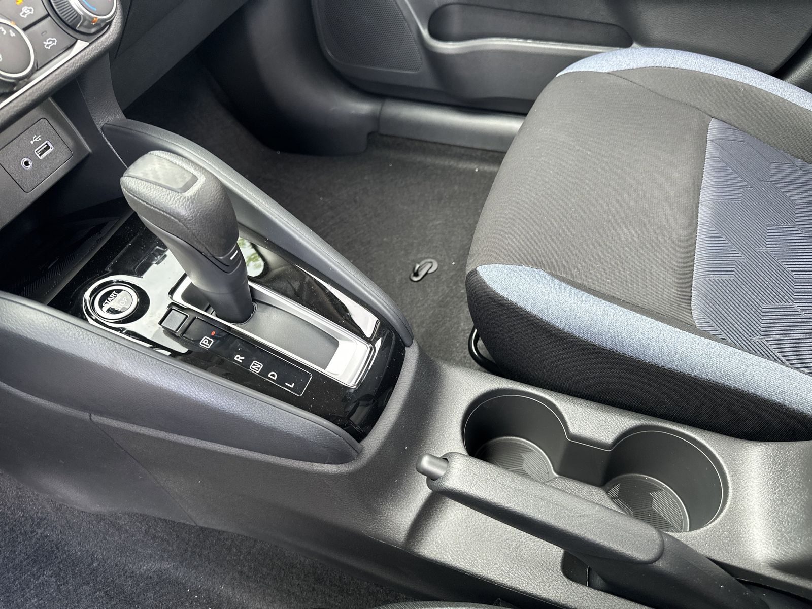 2025 Nissan Versa 1.6 SV photo 10