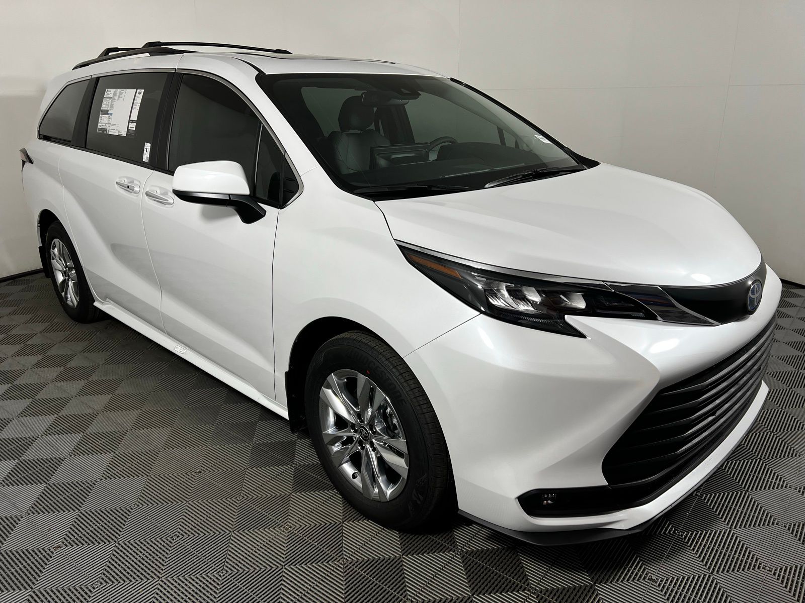 2025 Toyota Sienna XLE 13