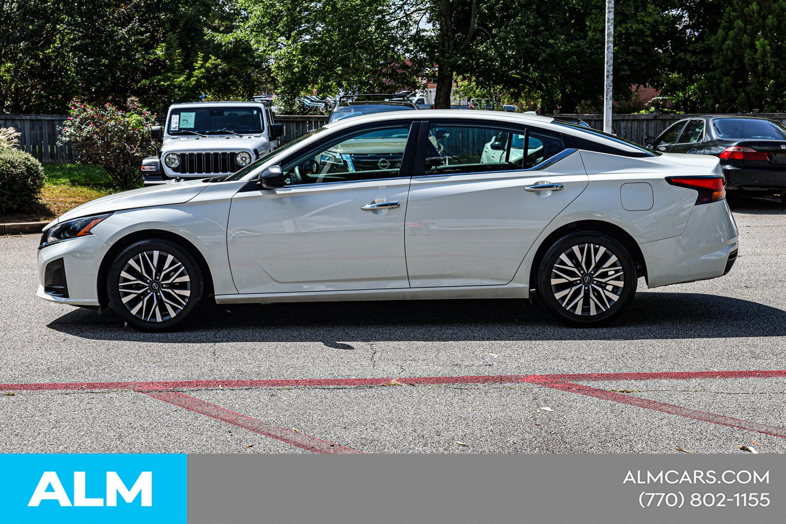 Used 2025 White Nissan 2.5 SV image 9