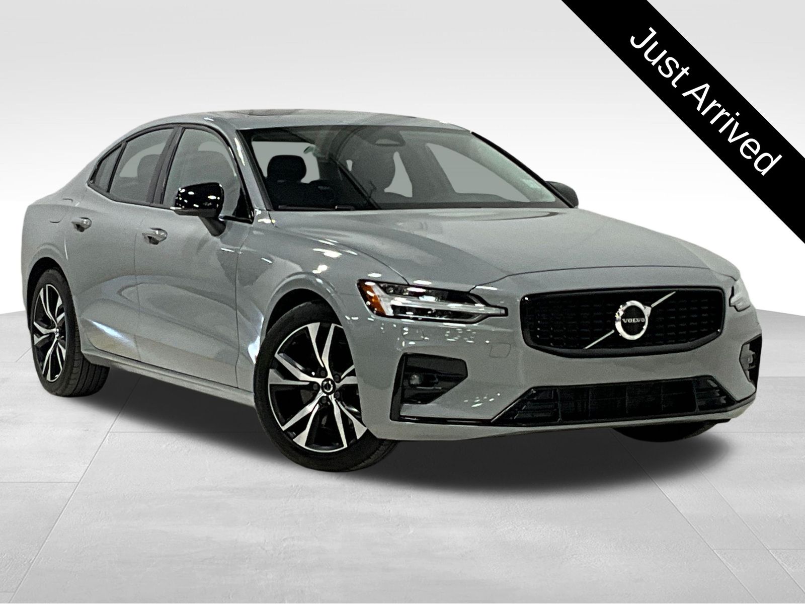2024 Volvo S60 B5 Core Dark Theme FWD