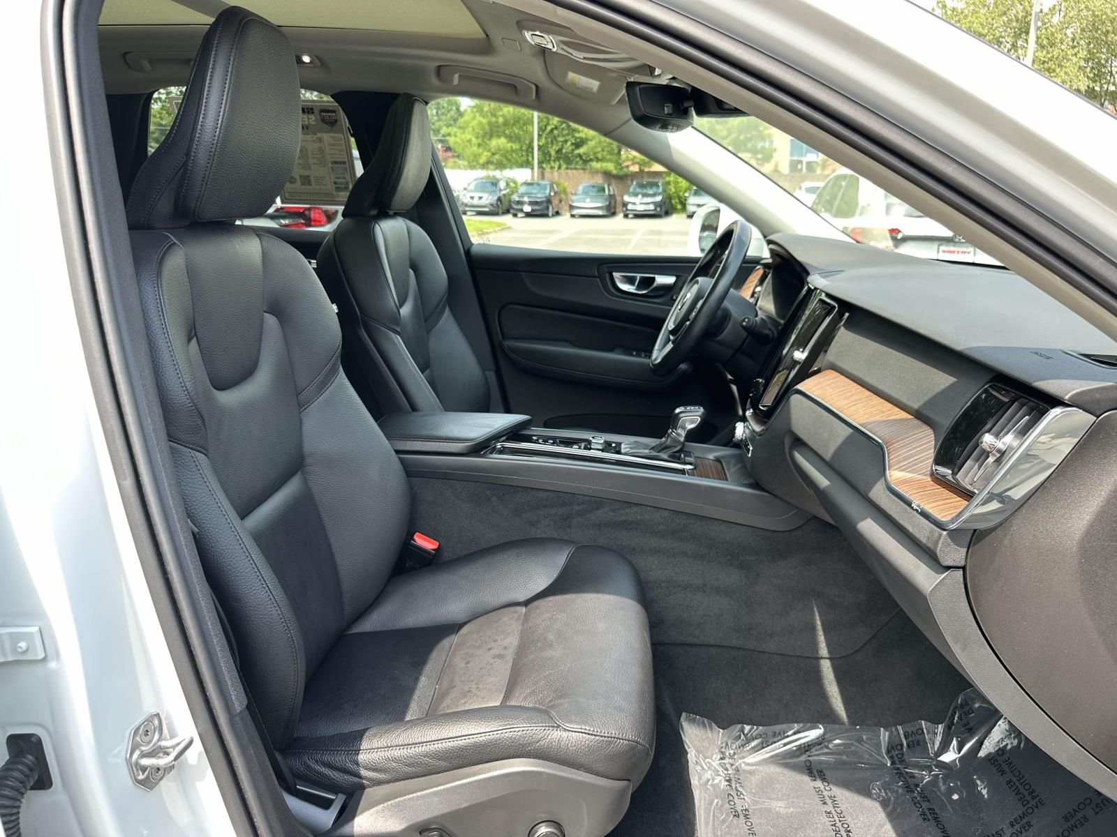 Used 2021 White Volvo T5 Momentum image 34