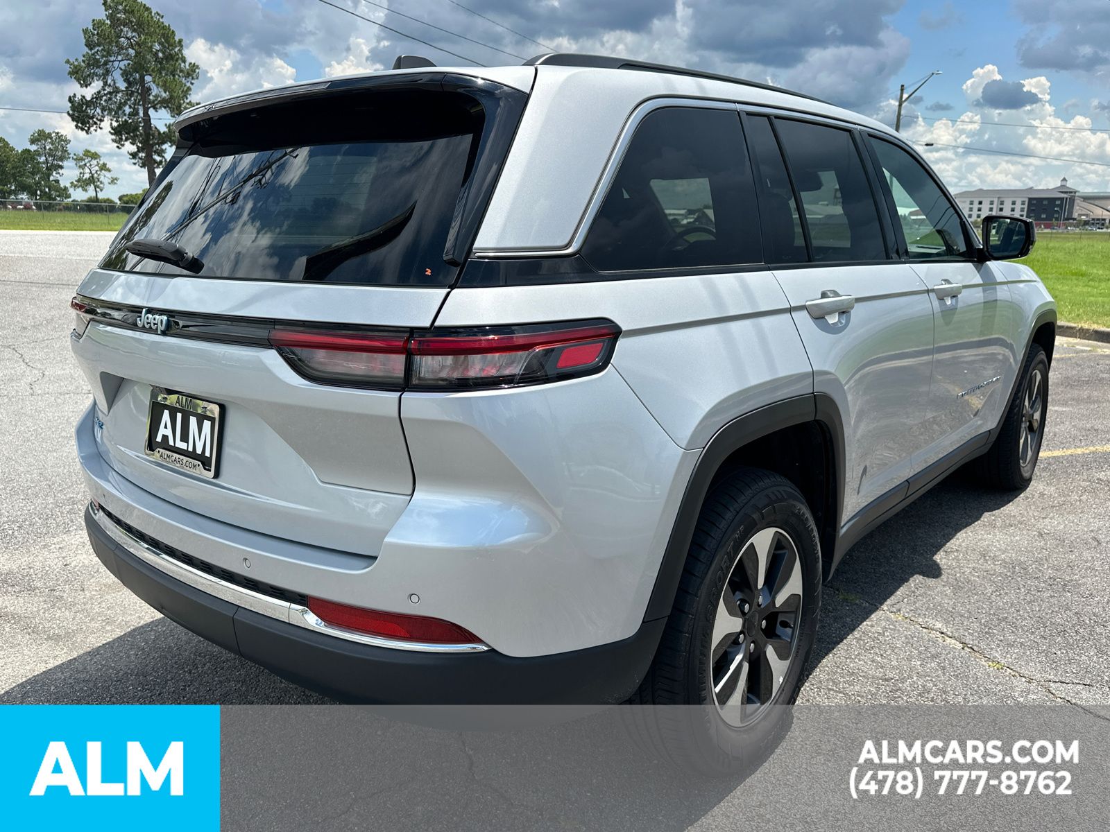 Used 2024 Silver Jeep 4xe image 5