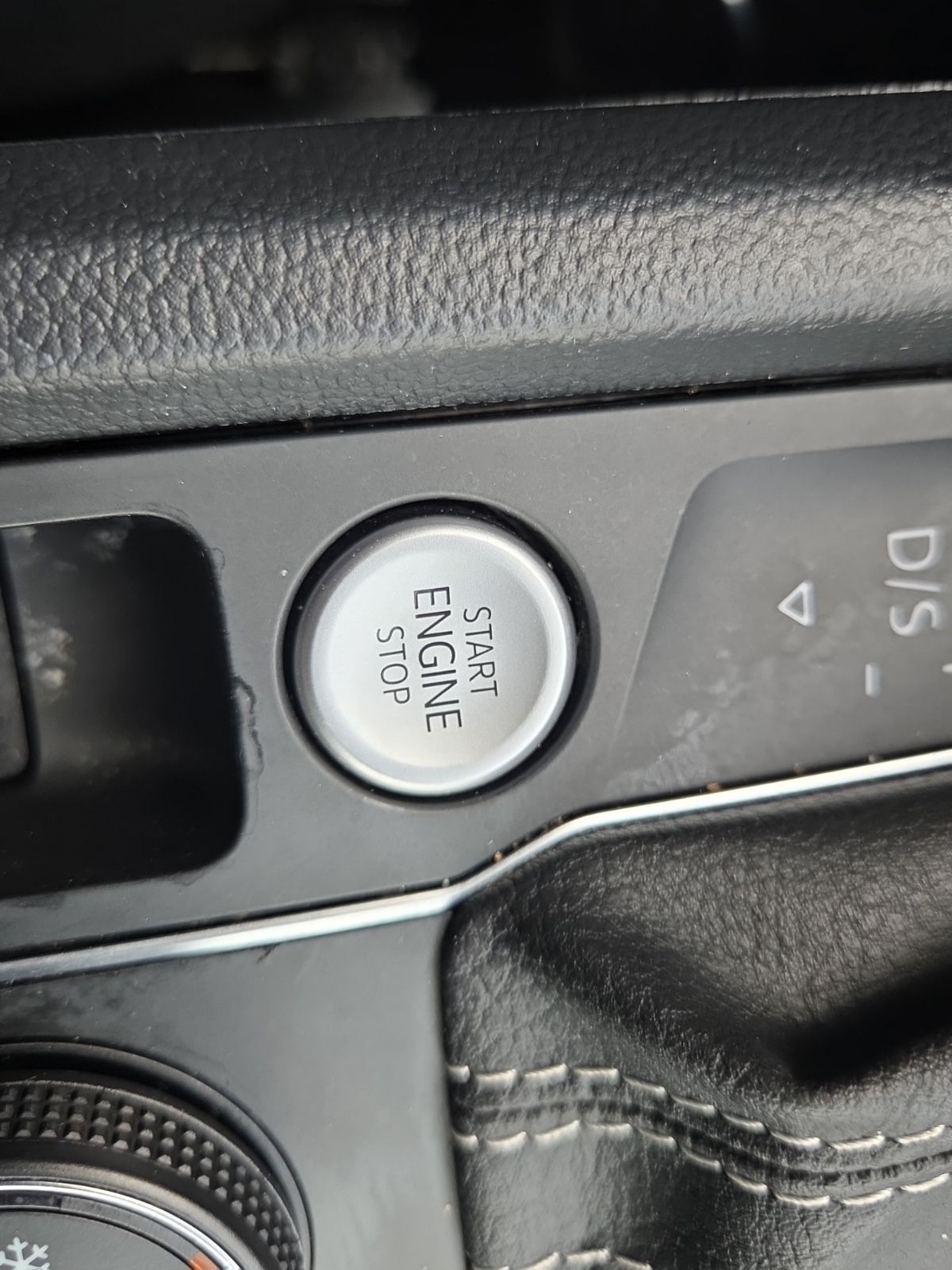 Used 2023 Gray Volkswagen 3.6L V6 SE w/Technology image 30