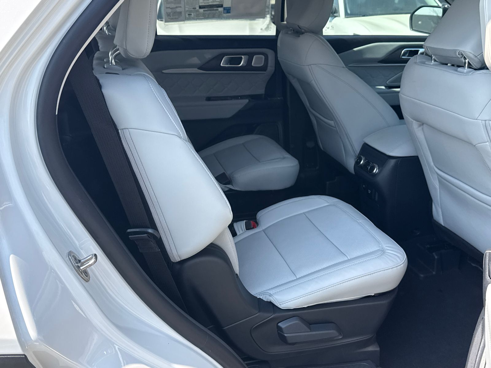 New 2026 Star White Metallic Tri-Coat Ford Platinum™ image 18