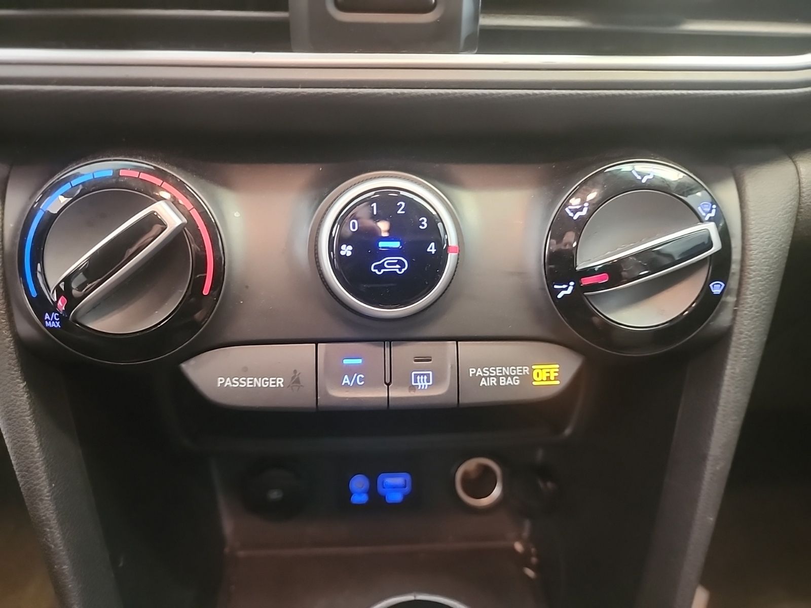 Used 2019 Chalk White Hyundai SEL image 21