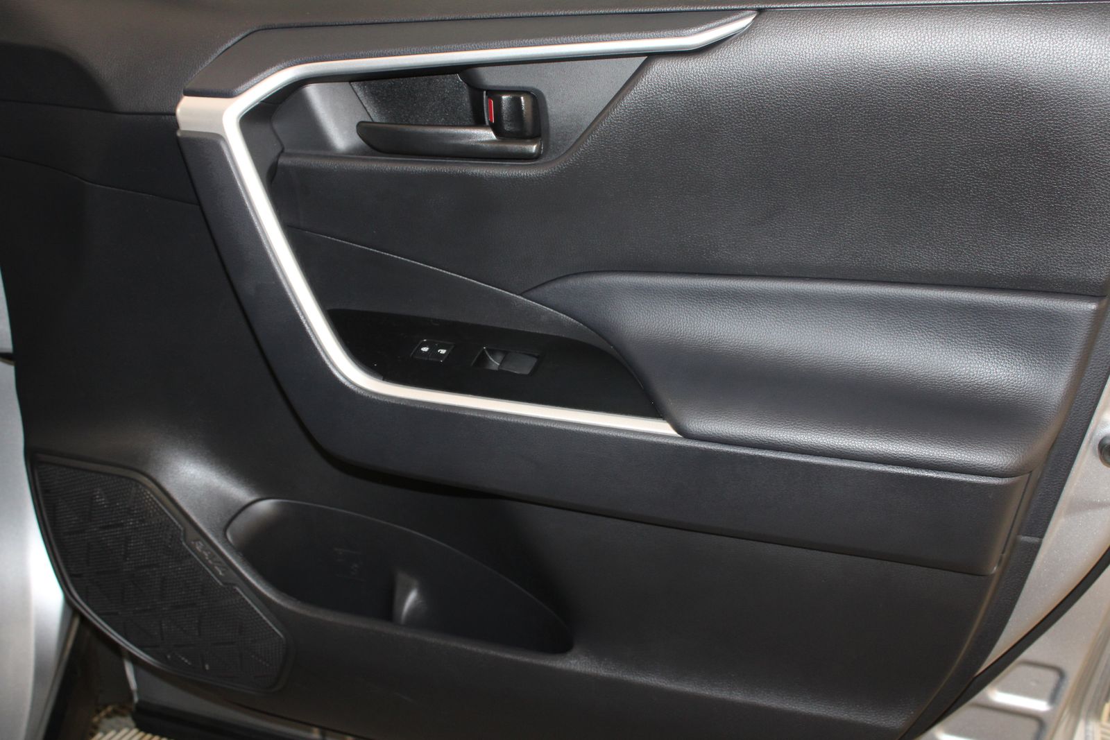 Used 2025 Silver Toyota LE image 21