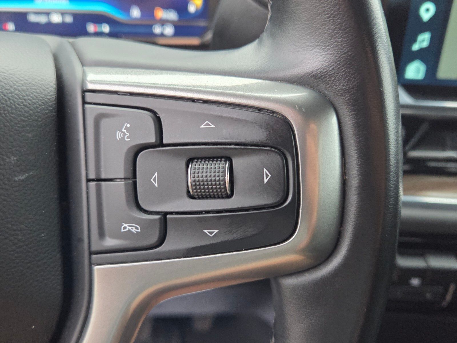 Used 2025 White Chevrolet LT image 25