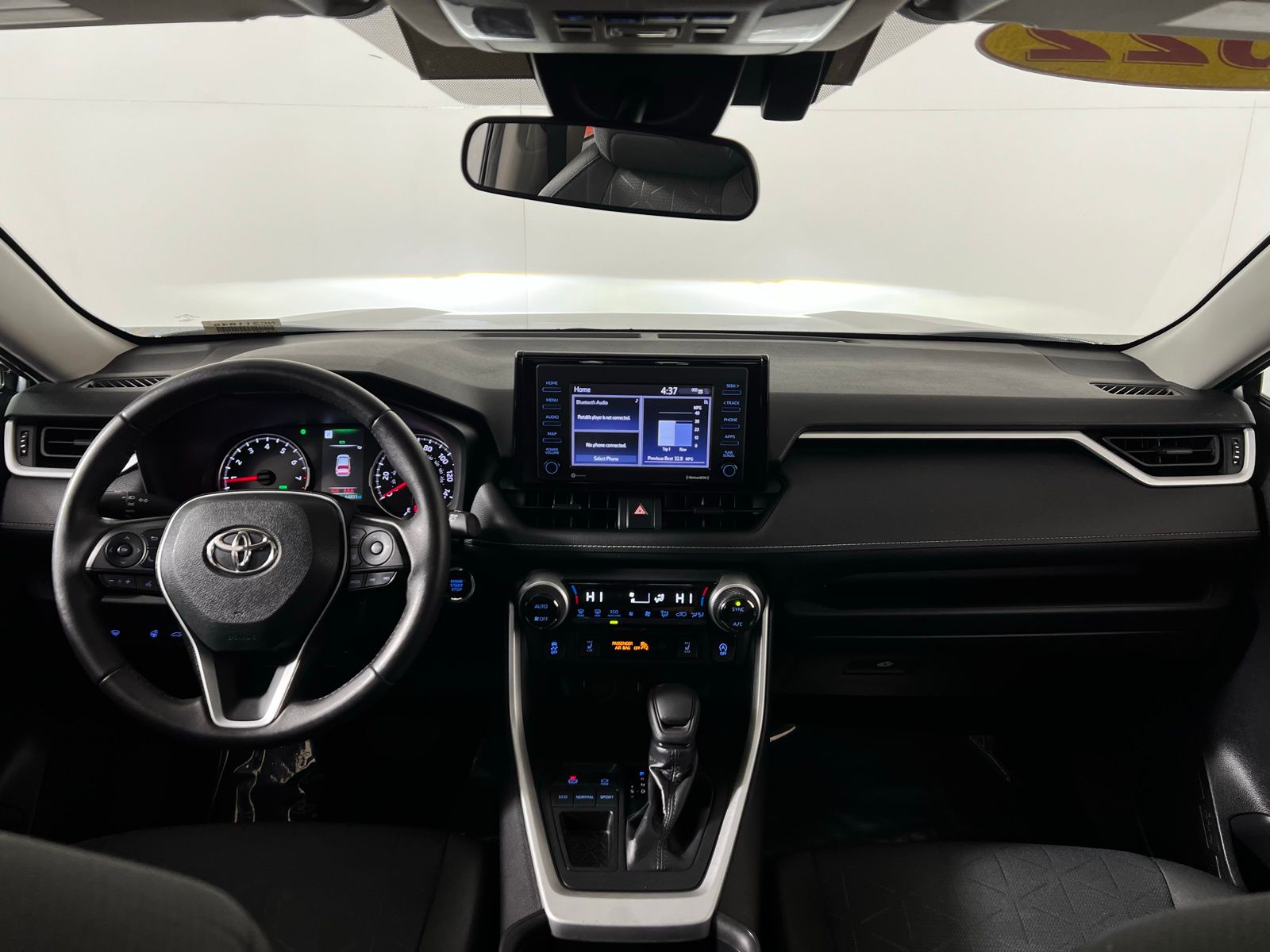 2022 Toyota RAV4 XLE 26