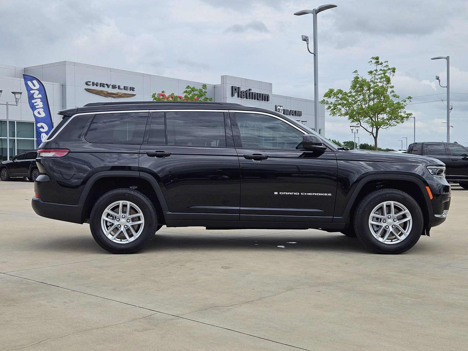 View vehicle photo 7