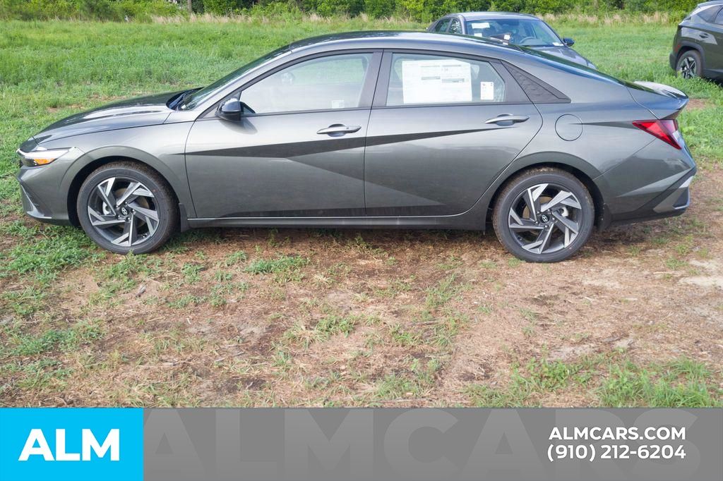 Used 2025 Gray Hyundai SEL Sport image 9